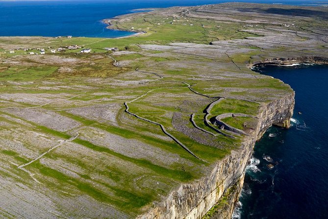 6-day All Ireland & Northern Ireland Rail Tour from Dublin - Day 6 Titanic Belfast and Belfast by hop-on hop-off bus