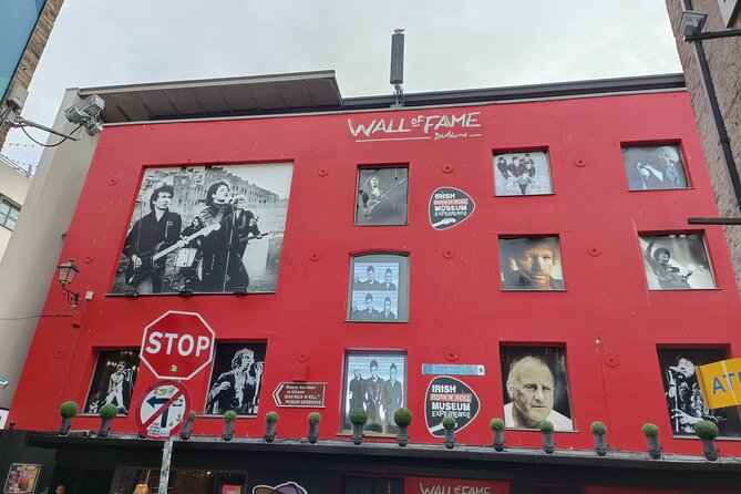 A Self-Guided Audio Tour of Dublin's Temple Bar - The Temple Bar core: bridge, arch, squares, and street performers