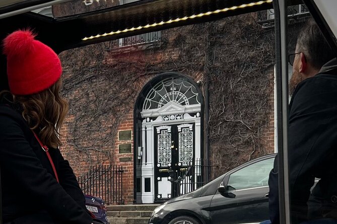 A Unique and Fun 1 Hour city tour of Dublin - Trinity College Dublin, Then Oscar Wilde at Merrion Square