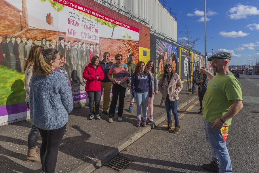Belfast and Giant's Causeway in Italian or Spanish - Belfast’s Political Past: Murals, Peace Wall Area, and the Named Landmarks