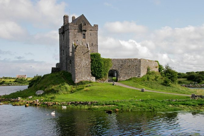 Cliffs of Moher Private Award Winning Luxury Mercedes Car Tour - Bunratty Castle and Folk Park: a quick photo stop with optional deeper time