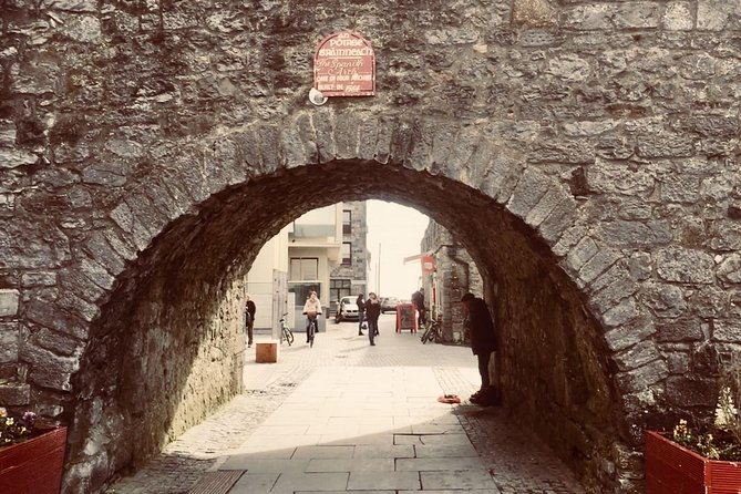 Cliffs Of Moher Tour In Spanish - Galway in 90 Minutes: Spanish Merchants, Spanish Arch, and Live-Music Energy
