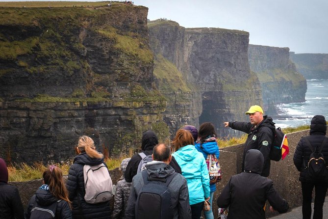 Cliffs Of Moher Tour In Spanish - Cliffs of Moher: The 2-Hour Walk, 220 Meters of Sea Spray, and Puffins