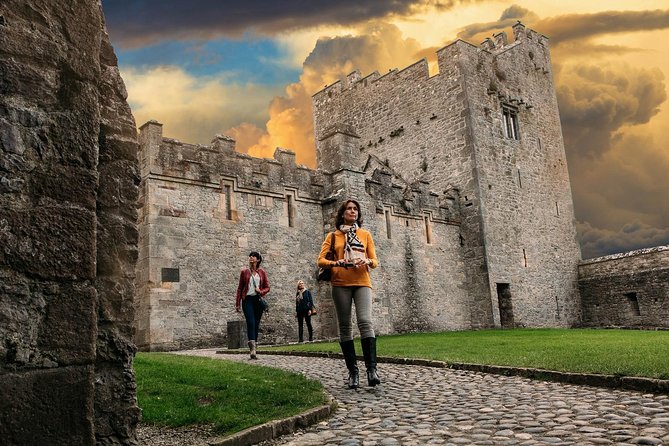 Cork City, Cahir Castle and Rock of Cashel Tour with Spanish Speaking Guide - Getting to the start: Dublin pickup and a simple day flow