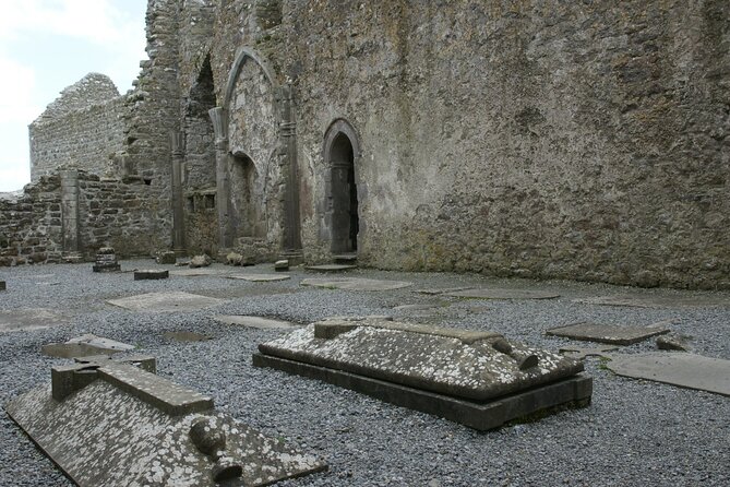 Day trip to Cliffs of Moher & Bunratty Castle and Ennis - Galway on foot: Shop Street, two statues, and St Nicholas (San Nicolás)