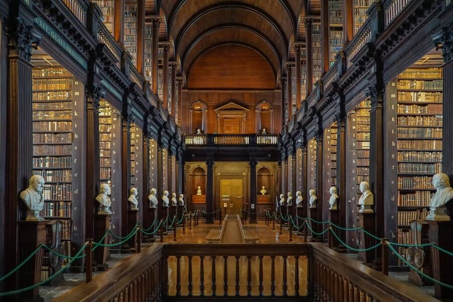 Dublin: Book of Kells, Dublin Castle and Christ Church Tour - Temple Bar area warm-up: River Liffey, pubs, and pop culture