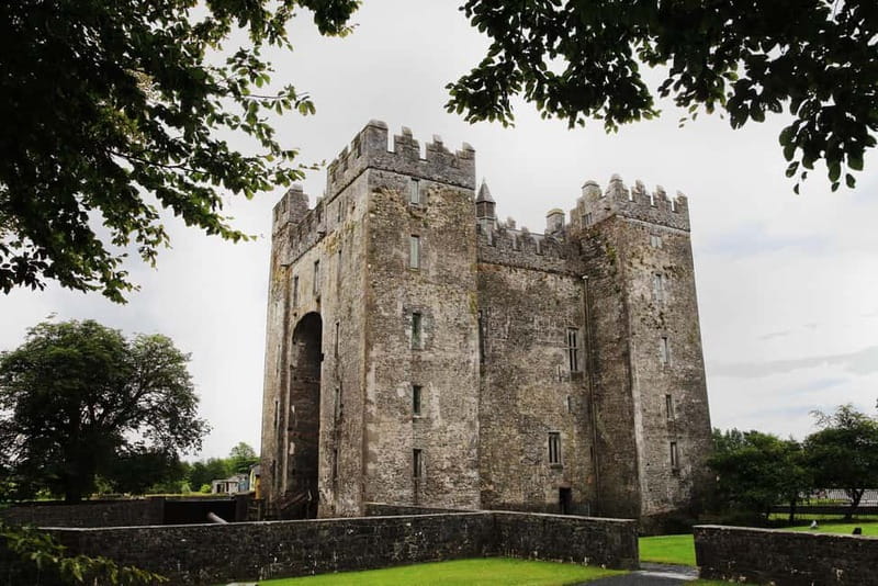 Dublin: Cliffs of Moher, Bunratty Castle and Ennis Day Trip - Ennis Town Time: Guided Highlights Plus 110 Minutes to Find Your Lunch Spot