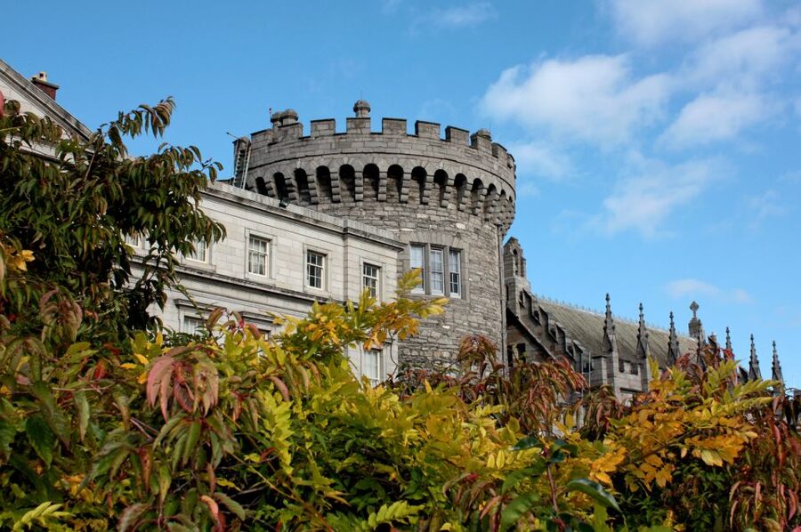 Dublin: Fast-Track Book of Kells Ticket & Dublin Castle Tour - Long Room vibes and the vaulted library experience