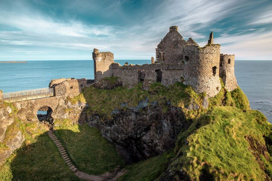 Dublin: Giants Causeway, Dark Hedges, Dunluce & Belfast Tour - Food, money, and what to pack for a cold coast day