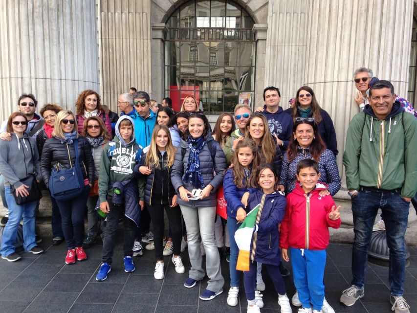 Dublin Highlights: 2.45-Hour Walking Tour in Italian - Temple Bar: entertainment district, explained not just visited
