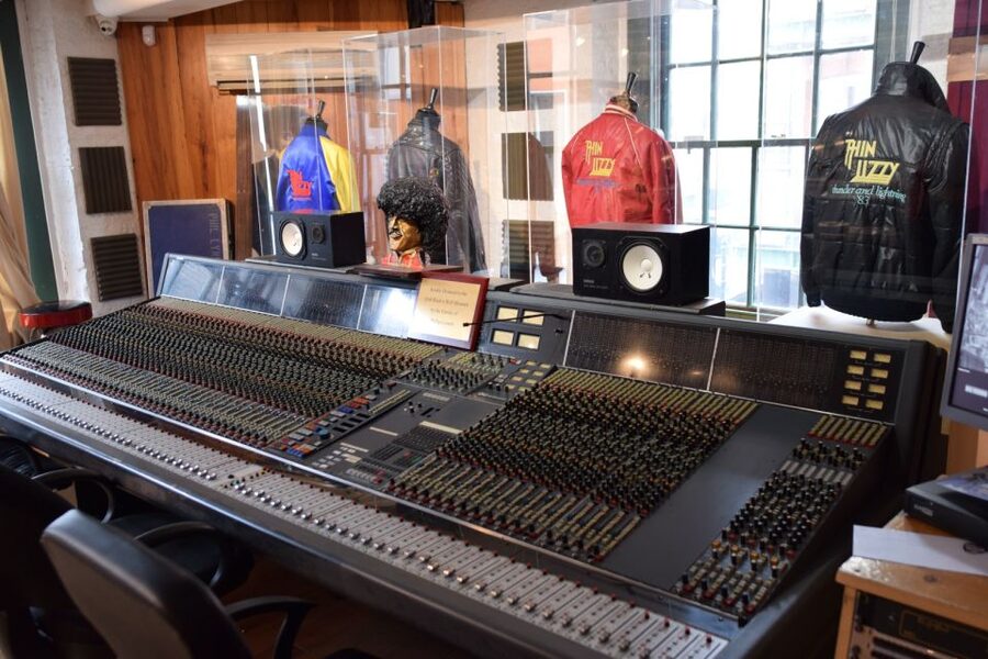 Dublin: Irish Rock 'N' Roll Museum with Tour in English - Entering the Temple Bar Wall of Fame
