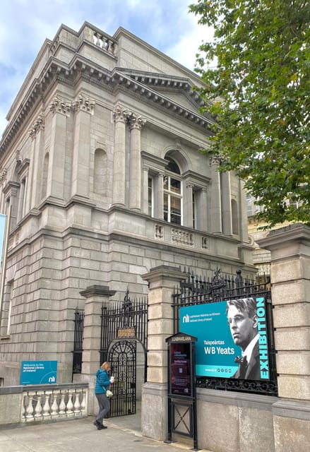 Dublin: Literary Walking Tour - Wilde, Yeats & Joyce - Starting at the Wolfe Tone Sculpture by the Shelbourne Hotel