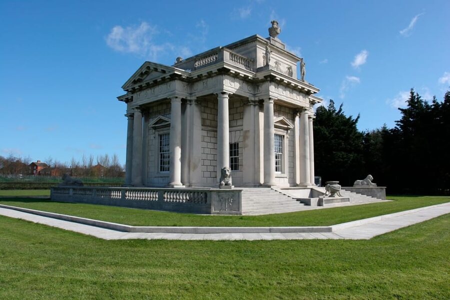 DUBLIN: Malahide castle and Howth MULTILINGUAL full day tour - Your Audio Guide Setup: Phone + Headset (Yes, Really)