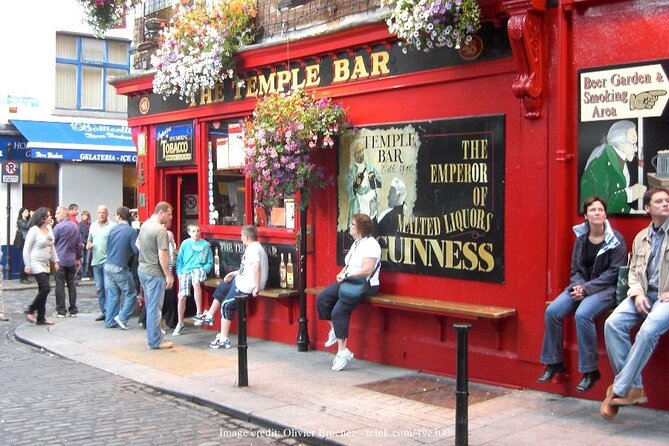 Dublin Off-The-Beaten-Path Private Literary Walking Tour - Where the tour starts: Merrion Square and Oscar Wilde’s monument