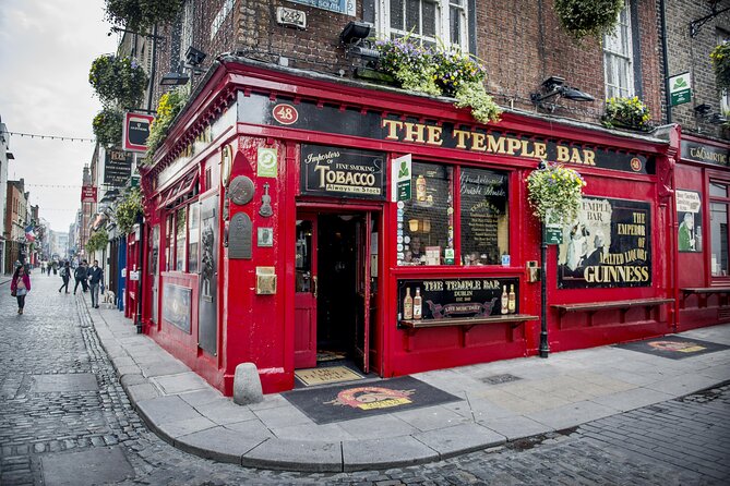 Dublin Old Town: Famous Pubs Exploration Game and Tour - Key things to know before you play