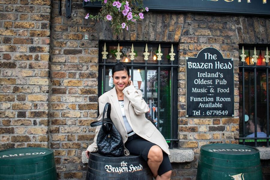 Dublin: Private Photo Experience - Starting at Molly Malone, setting the tone for your best photos
