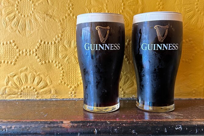 Dublin Pub Tour: Guinness Perfect Pour, Whiskey, Music and More - Stop 1 in Temple Bar: Old Storehouse and a Proper Temple Bar Walk