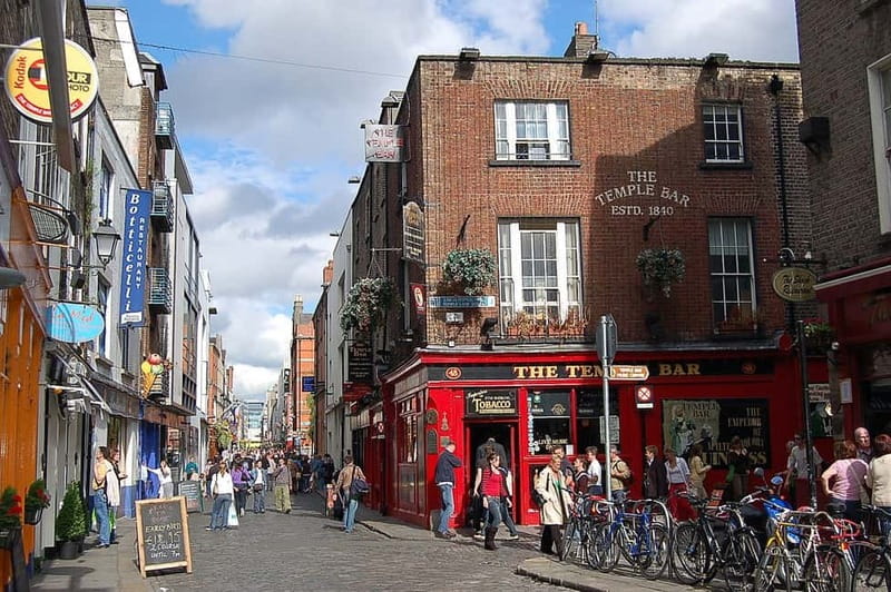 Dublin: Sightseeing Walking Tour in German - The former Parliament House and your finish outside Trinity College