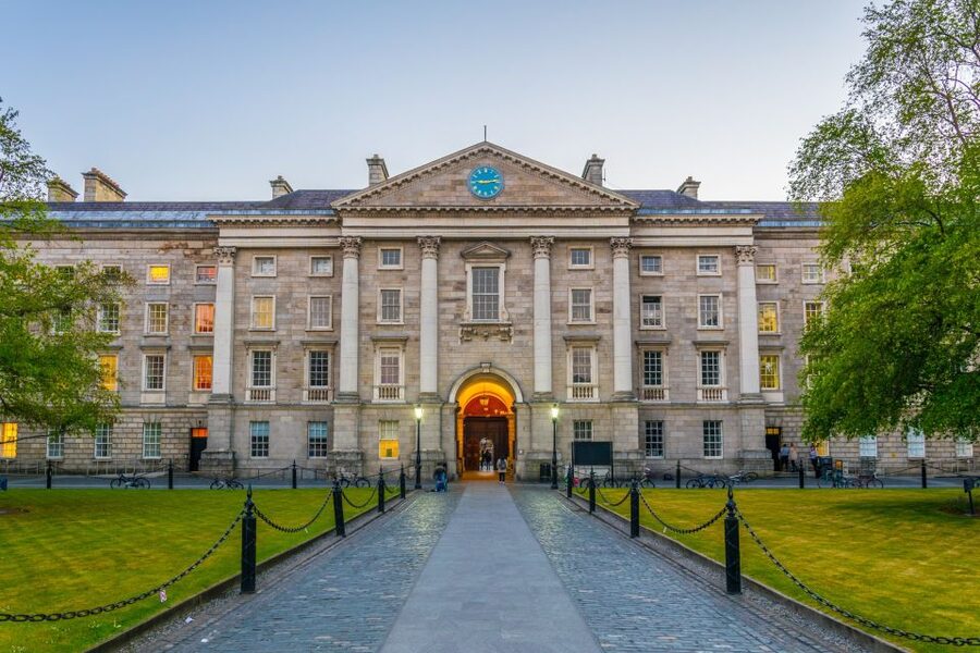 Dublin: Skip-the-line Book of Kells & Old Town Private Tour - Private car transfers for 3- and 5-hour tours: time-saving with tradeoffs