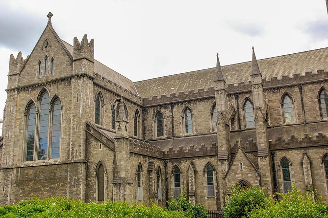 Explore Dublin in 60 minutes with a Local - Stop 1: Dublin’s shopping street, street energy, and where to start