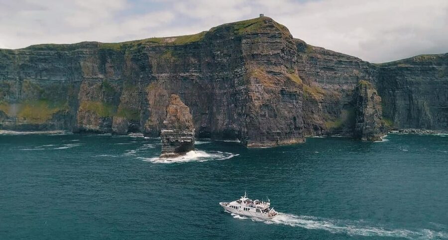 From Dublin: Galway + Cliffs of Moher Boat Cruise in Spanish - Meeting at Burgh Quay and Getting the Day Started Right