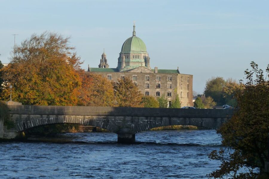 Ireland's North Atlantic Coast 5-Day Tour from Dublin - Day 4: Kylemore Abbey or Connemara National Park, Plus Clifden and the Transatlantic Story