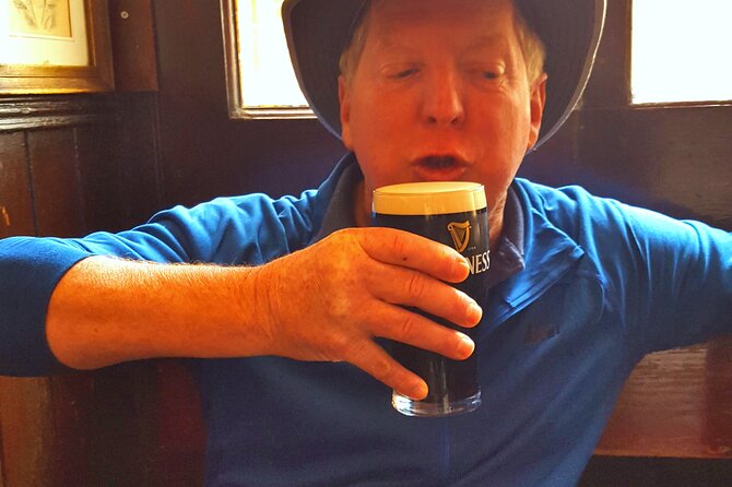 Private Dublin Pub Tour (Walking Tour) - Getting your bearings: meeting at The Oak and ending near College Green