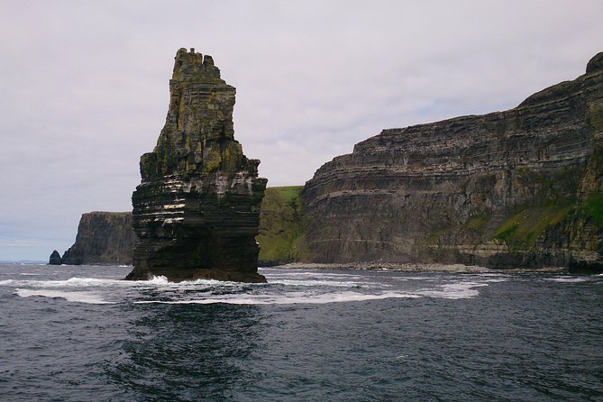Private tour to the Cliffs of Moher guided in Spanish - Poulnabrone Dolmen: short walk, big megalith meaning