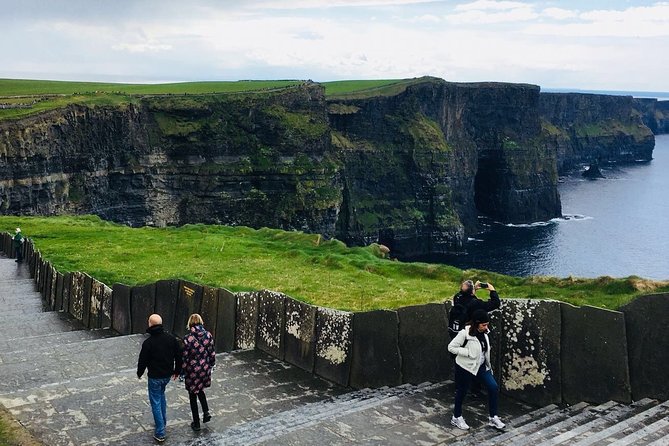 Scogliere di moher e Galway in italiano - Stop 1: Cliffs of Moher walking time, sea spray, and bird spotting