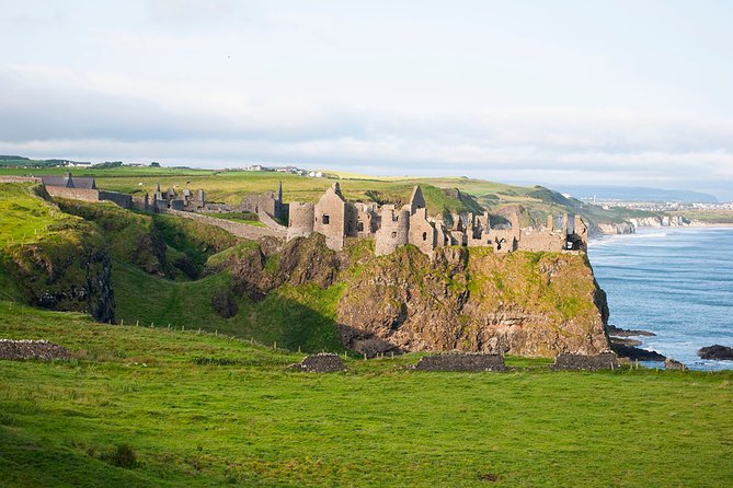 Spanish Belfast And Giants Causeway Tour - The 1.5-hour Belfast stop: make it count