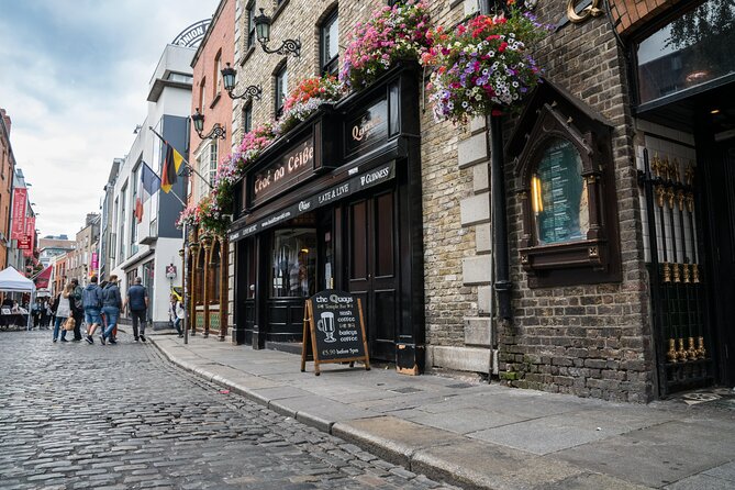The Dublin Incident: Alien, Whiskey & Clues Exploration Game - Entering the clue trail in The Liberties, then finishing at Kilmainham Gaol