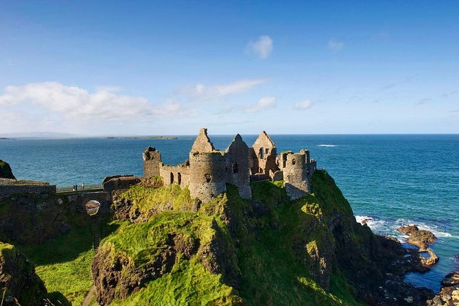 The Giant's Causeway, Dunluce Castel and Belfast - Spanish guide - Belfast in one block: Falls murals, city center landmarks, and the Titanic thread
