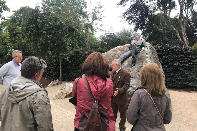 Walking tour in Merrion Square Park with a pint of Guinness Dublin Rogues Tour - Logistics that matter: where to start and how to end
